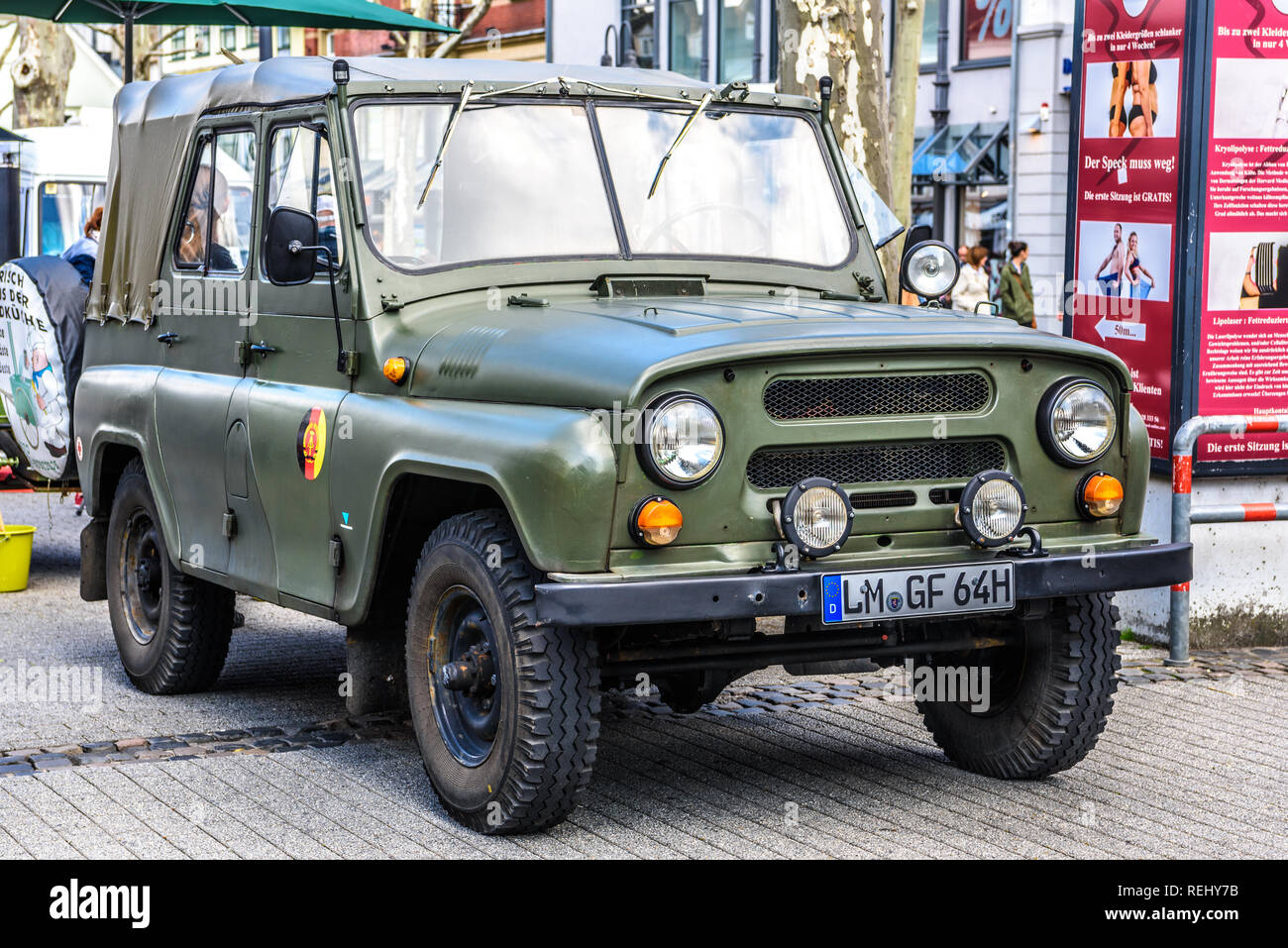 Deutschland, Limburg an der Lahn - APR 2017: Grüne russische UAZ 469 3151 in Limburg an der Lahn, Hessen, Deutschland. Stockfoto