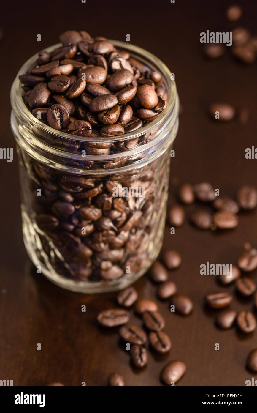 Geröstete Kaffeebohnen in einem Marmeladenglas Stockfoto