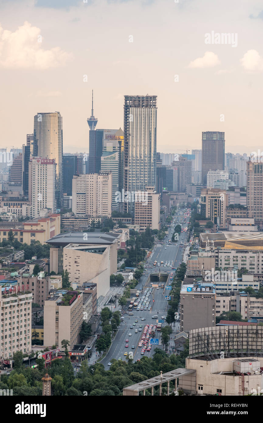 Chengdu, Provinz Sichuan, China - Aug 2, 2015: Chengdu skyline Luftbild mit einer Stadt Straße Stockfoto