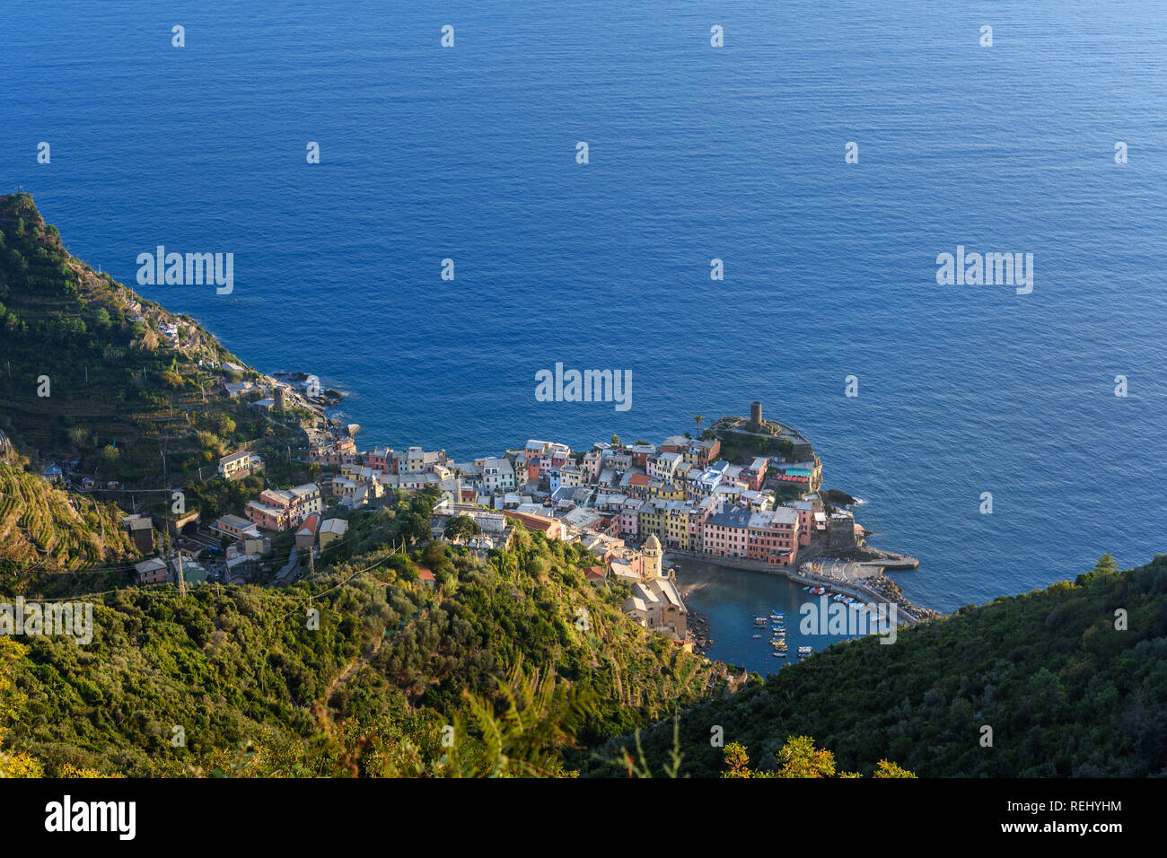 Blick auf Vernazza aus Berg in der Küste von Ligurien, Cinque Terre. Italien Stockfoto