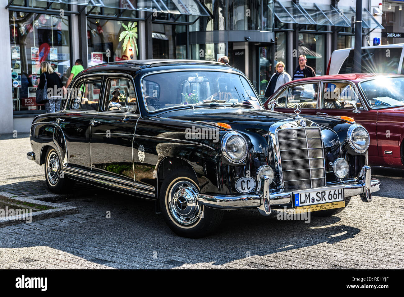Deutschland, Limburg an der Lahn - APR 2017: schwarze MERCEDES-BENZ W120 W121 180 1953 in Limburg an der Lahn, Hessen, Deutschland. Stockfoto