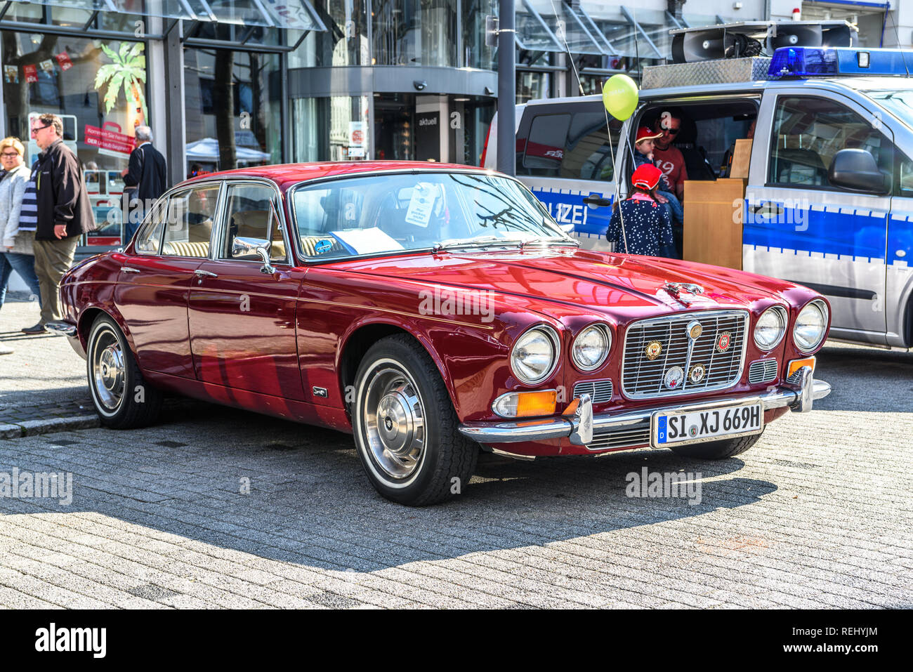 Red Jaguar Xj Stockfotos Red Jaguar Xj Bilder Alamy