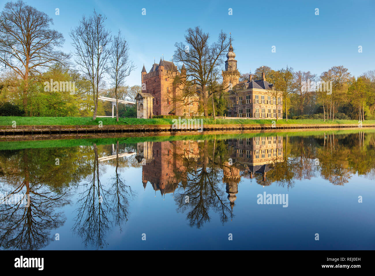 Niederlande, Breukelen, Schloss die Nyenrode Business Universiteit (ehemals Nijenrode) entlang der Vecht. Lage der Nyenrode Business University. Stockfoto