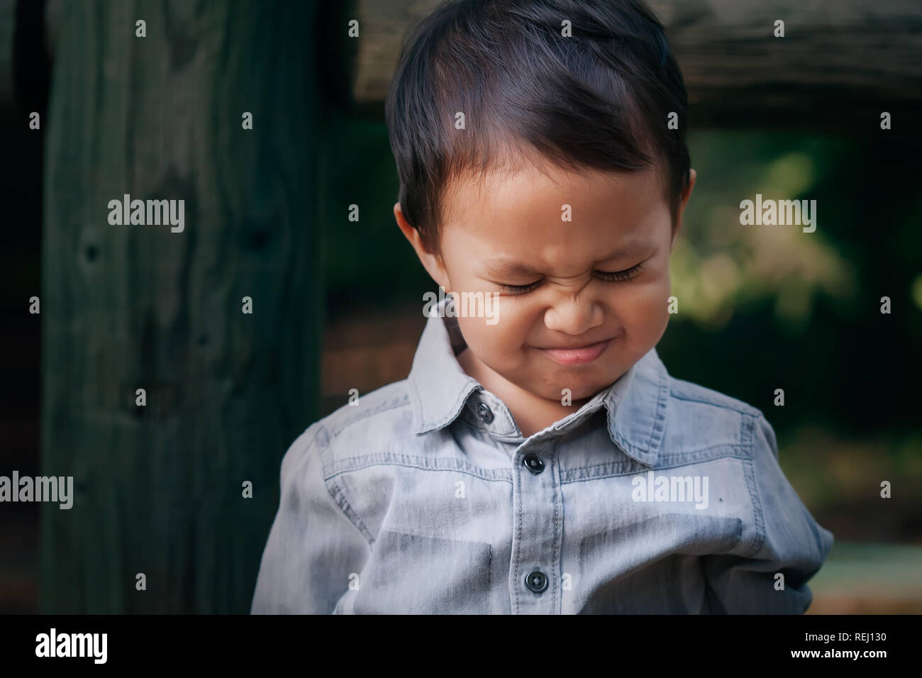 Ein kleiner Junge zu weinen oder werfen einen Wutanfall mit einem runzelte die Stirn, Gesicht, mit emotionalen Stress verbunden. Stockfoto