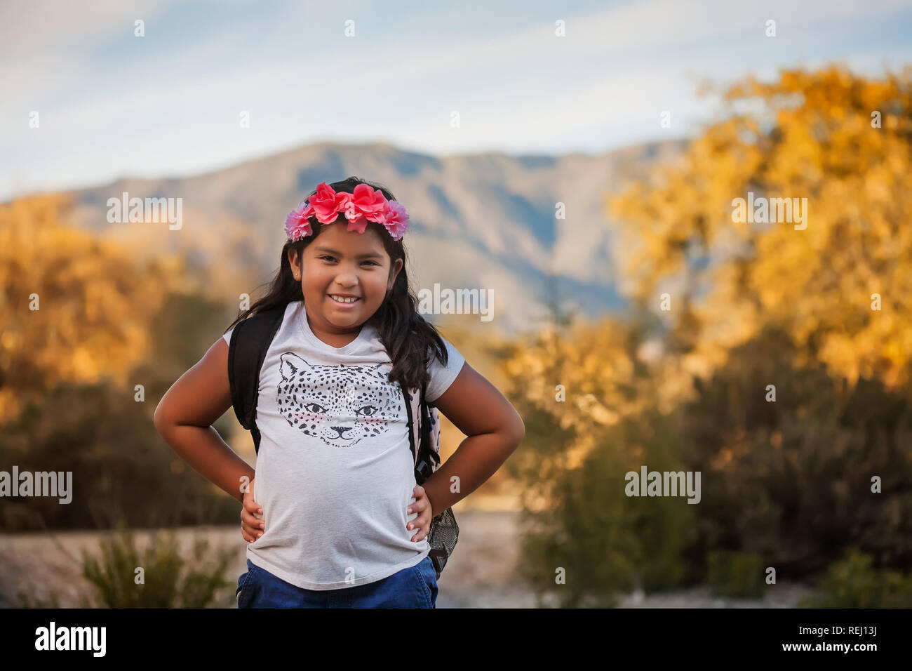 Eine pre teen Female Student trägt einen Rucksack bei einem Schulausflug in Kalifornien. Stockfoto