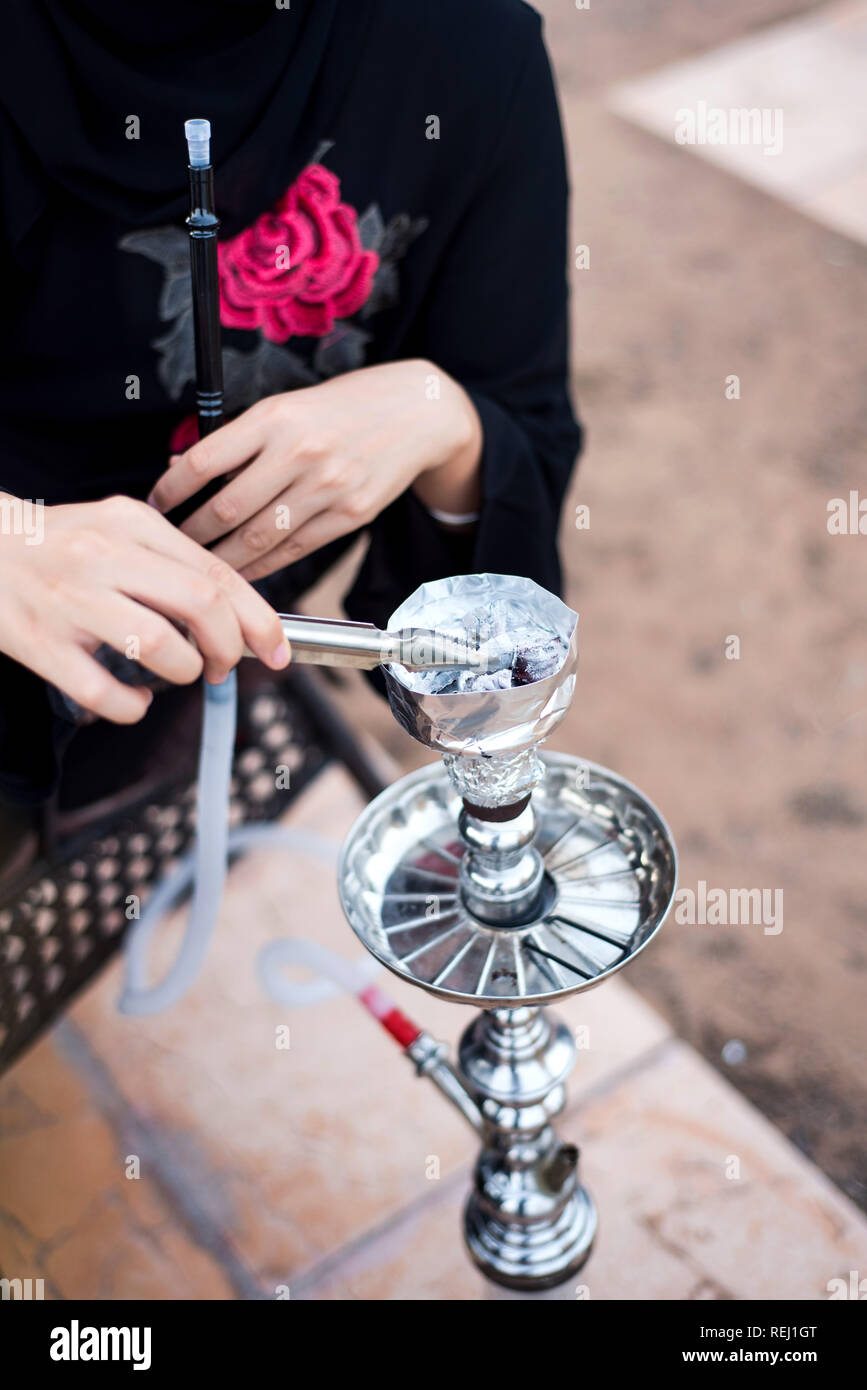 Muslimische Frau rauchen Wasserpfeife in einer coffee bar Stockfoto