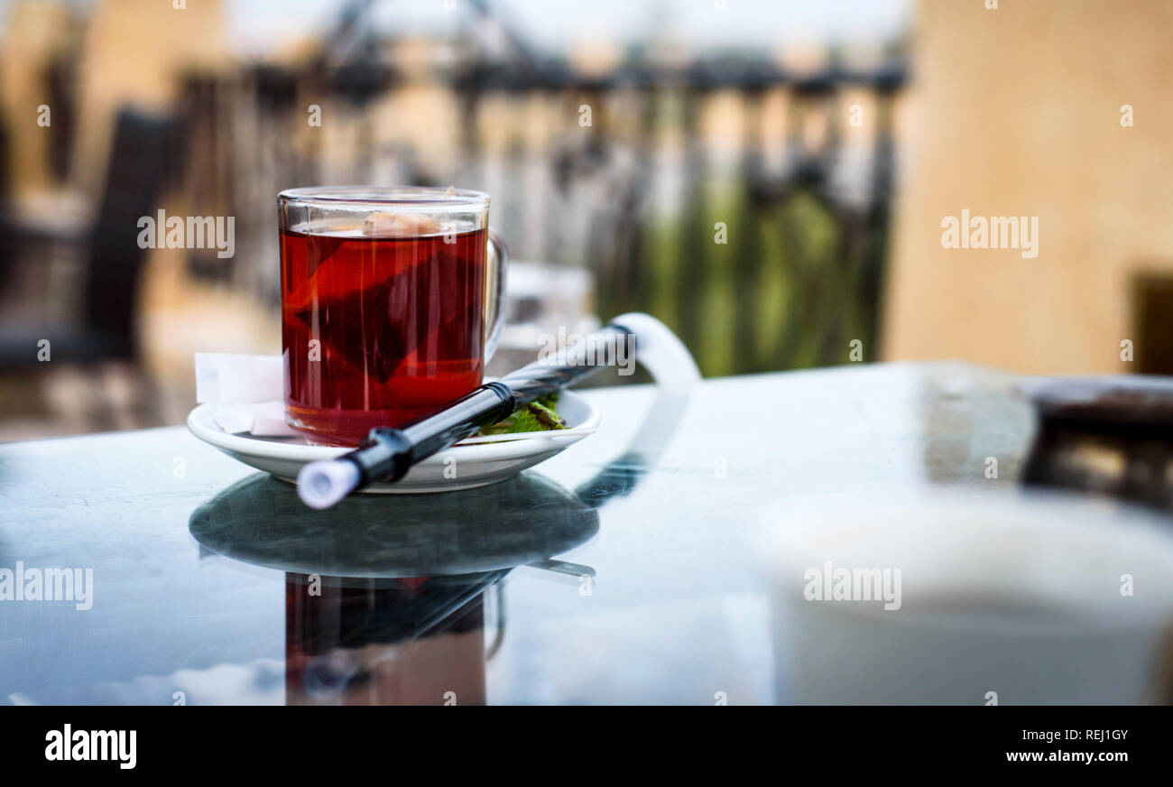 Arabischer Kaffee mit Shisha Rohr in der Bar schließen nach oben Stockfoto
