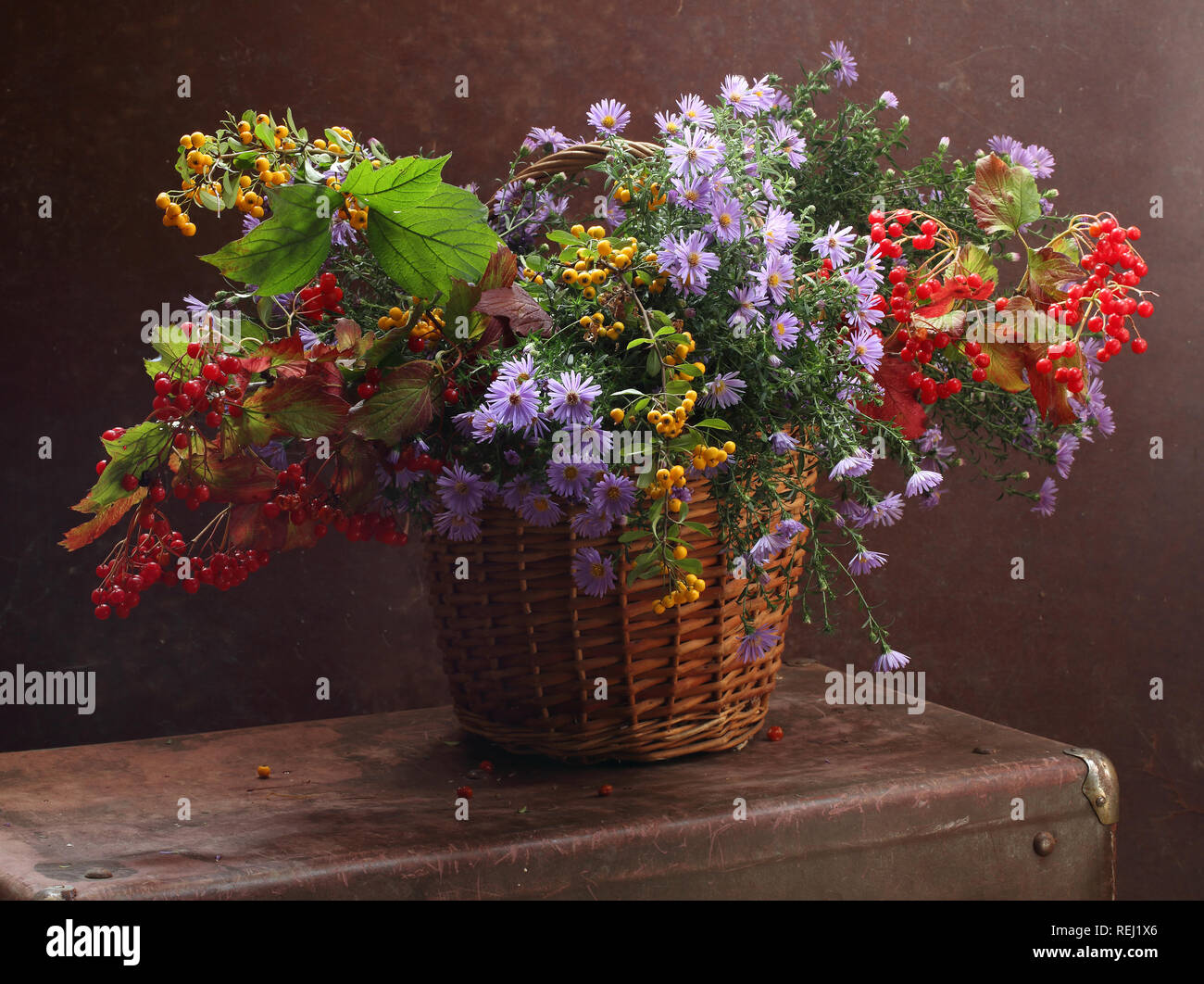 Schonen Herbst Strauss Mit Blumen Und Zweige Der Viburnum Stockfotografie Alamy