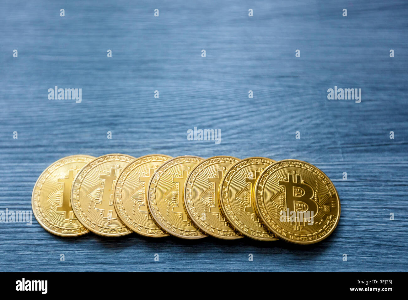 Cryptocurrency Golden Bitcoin, bitcoin Münzen auf Holz- Hintergrund, Bitcoin Mining Konzept Stockfoto