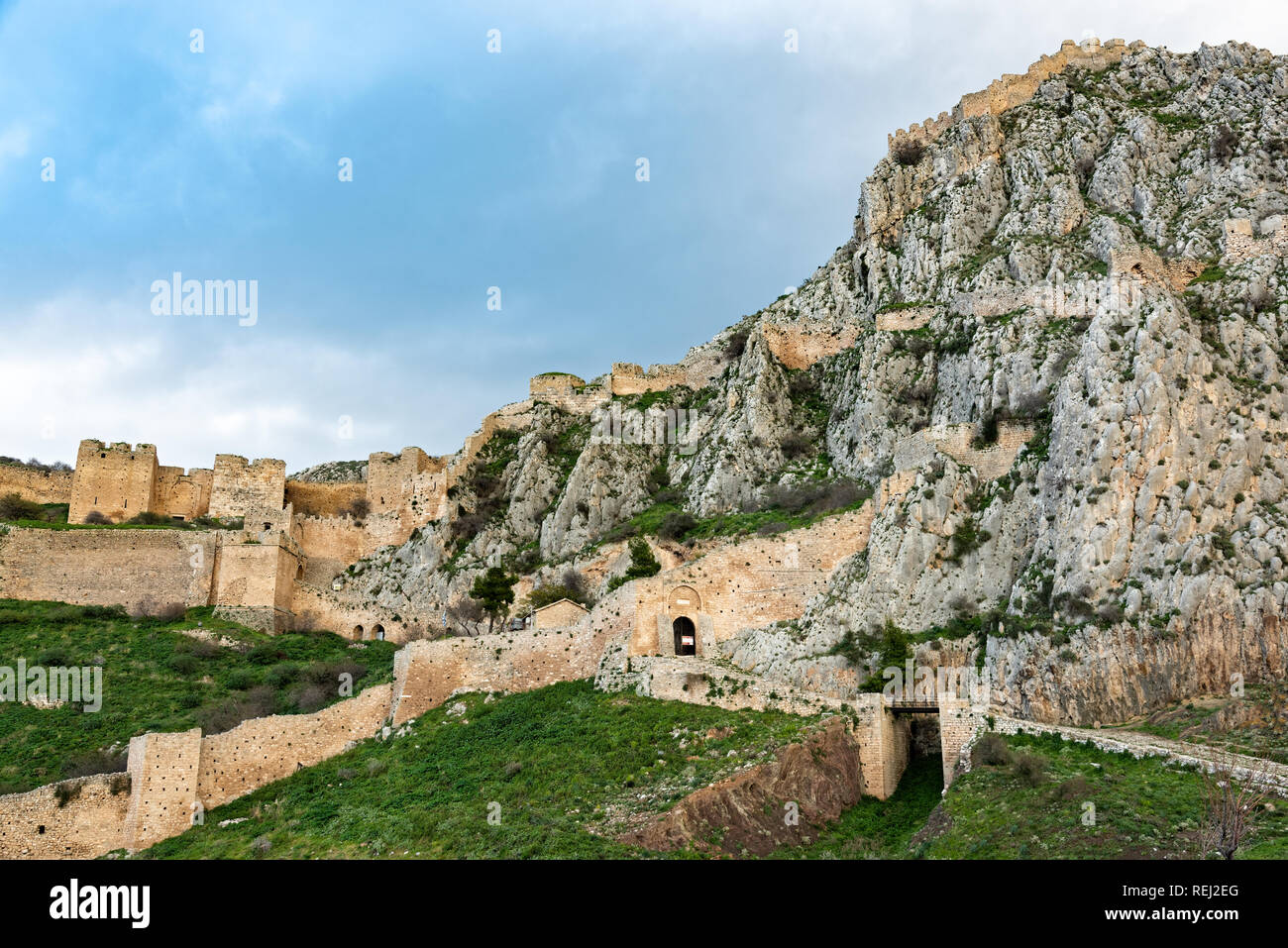 Blick auf die archäologische Stätte von acrocorinth, die Akropolis des antiken Korinth in Peloponnes, Griechenland bei Sonnenuntergang Stockfoto