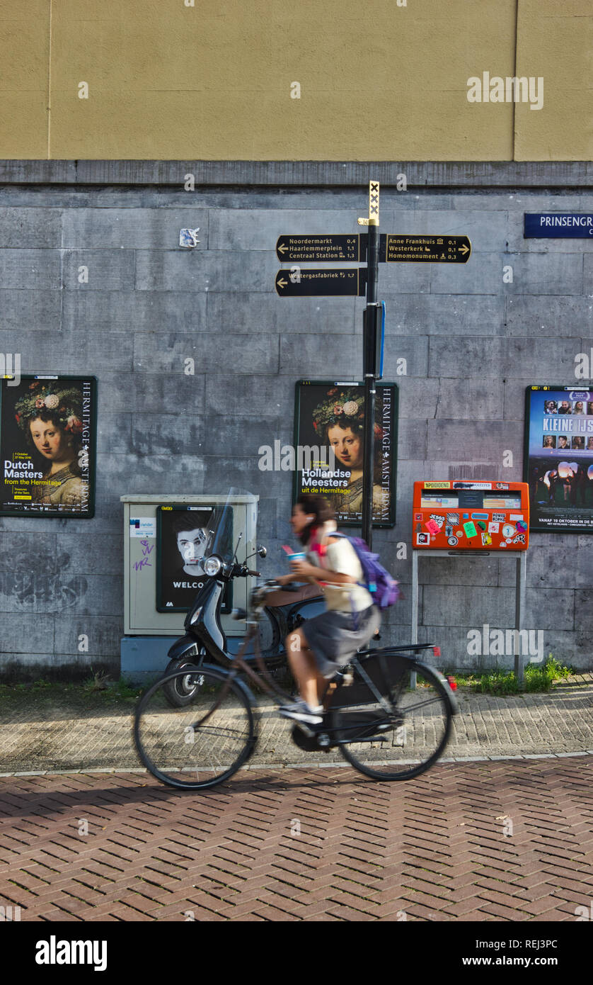 Wegweiser zu den touristischen Sehenswürdigkeiten und der Radrennfahrer, Prinsengracht, Amsterdam, Niederlande, Europa Stockfoto