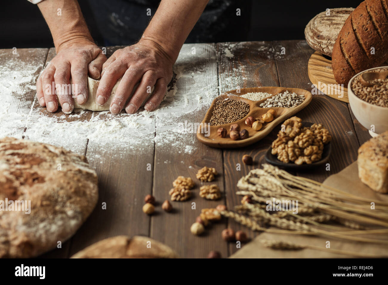 In der Nähe von Bäcker Hände kneten den Teig und die Herstellung von Brot mit einem Nudelholz. Stockfoto