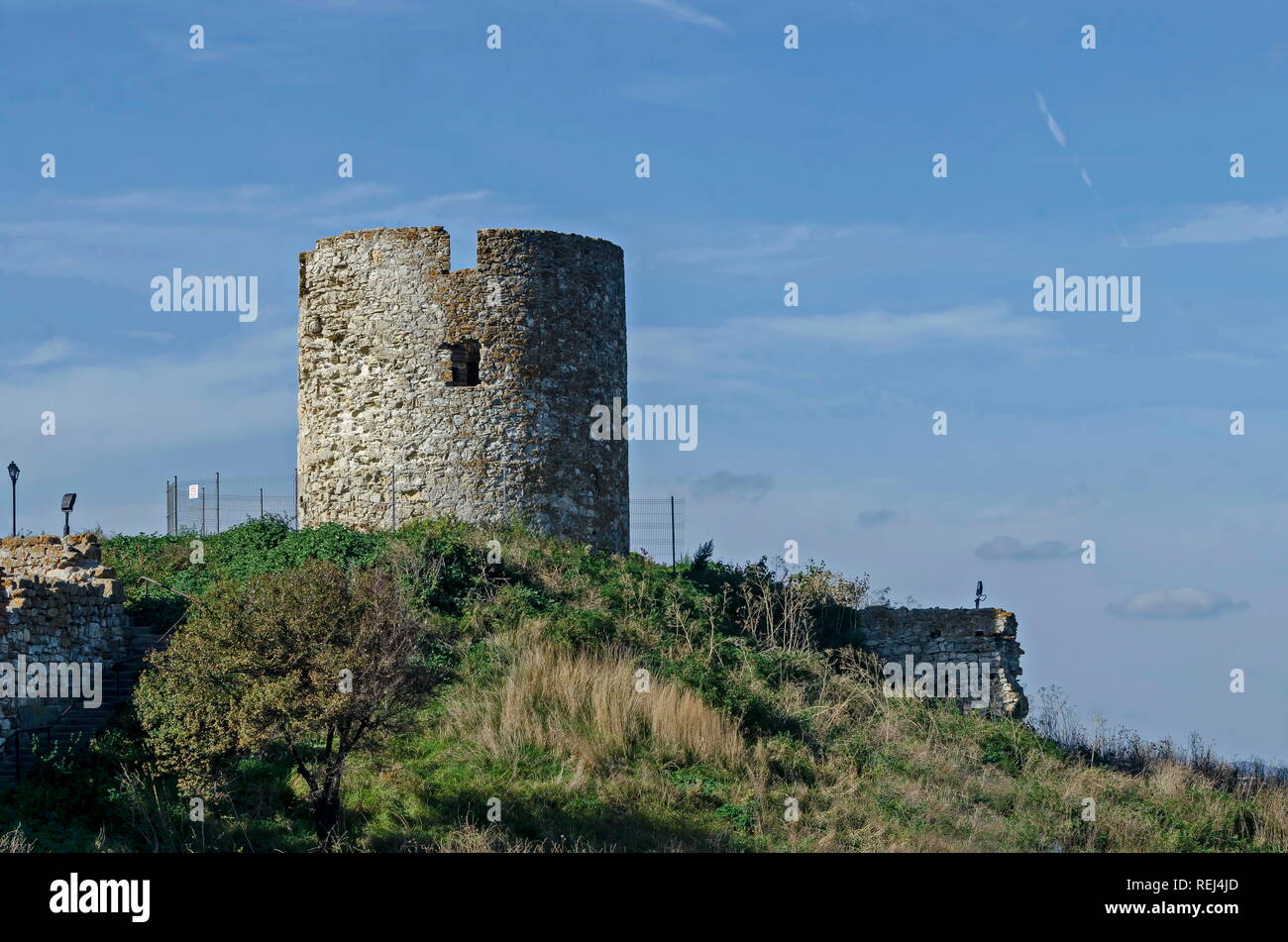 Ruiniert Watch Tower und Stein mit gemauerten Wänden um Western Festung in der antiken Stadt Nessebar oder mesembria an der Schwarzmeerküste, Bulgarien, Eur Stockfoto