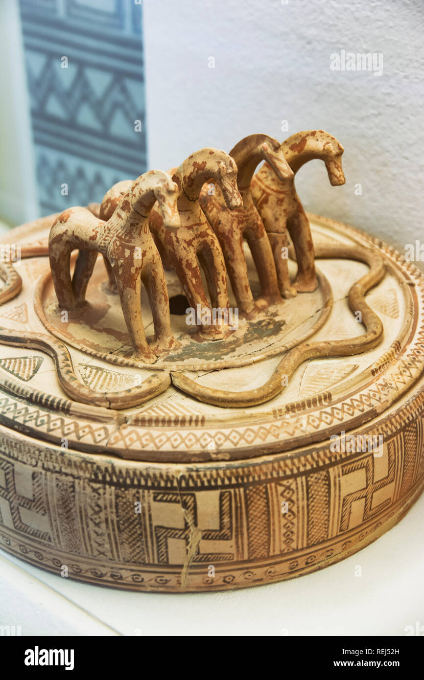 Pyxis mit Pferdefiguren auf dem Deckel, die im Archäologischen Museum von Kerameikos ausgestellt sind, beherbergt viele wichtige Werke der frühen geometrischen Kunst. Stockfoto