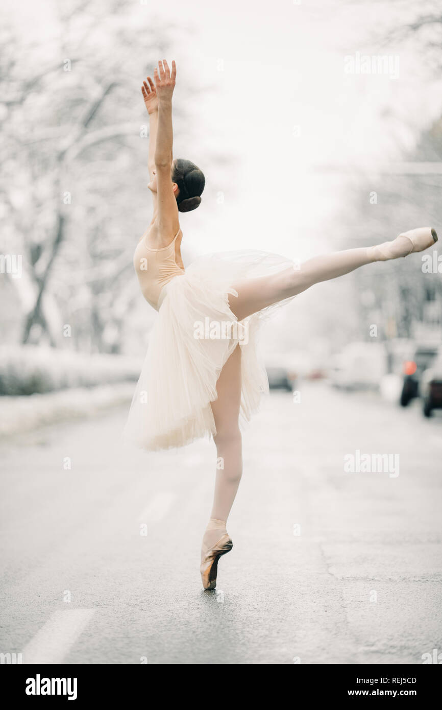 Schone Ballerina In Transparenten Rock Ist Tanzen In Der Mitte Der Schneebedeckten Strasse Stockfotografie Alamy