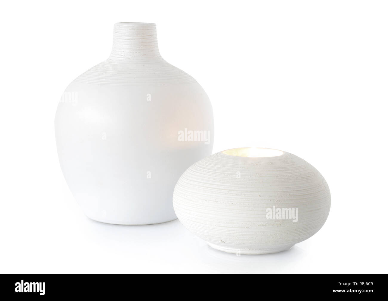 Weiße Vase und Kerzenhalter, isoliert auf weißem Stockfoto