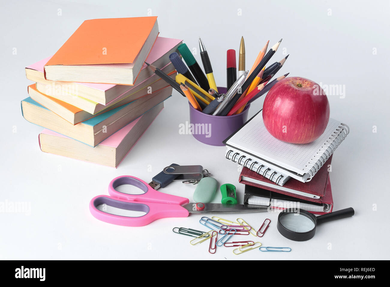 Das Tagebuch und bunten Schulmaterial auf weißem Hintergrund öffnen Stockfoto