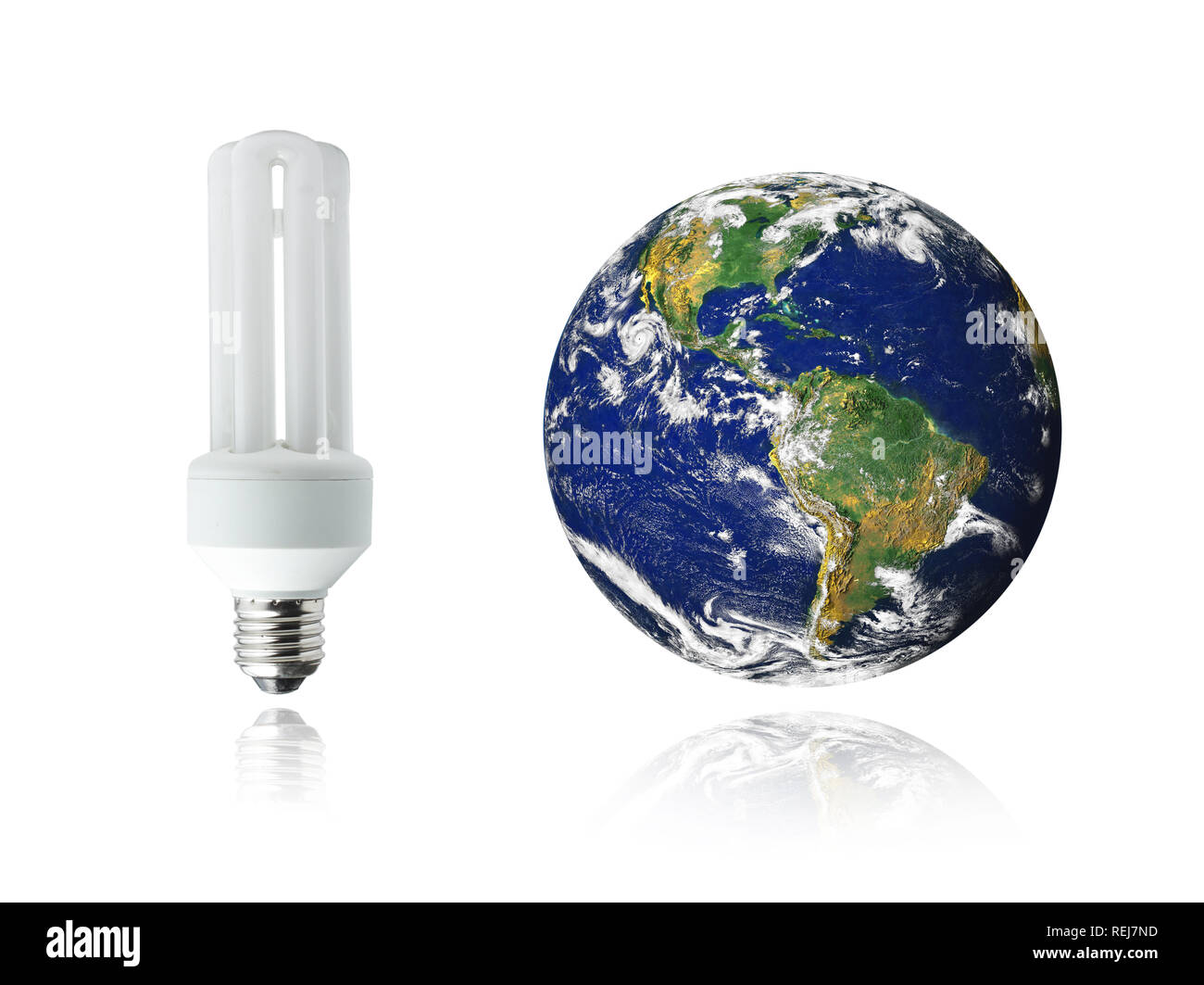 White energy saver Glühbirne und der Planet Erde mit Reflexionen Stockfoto