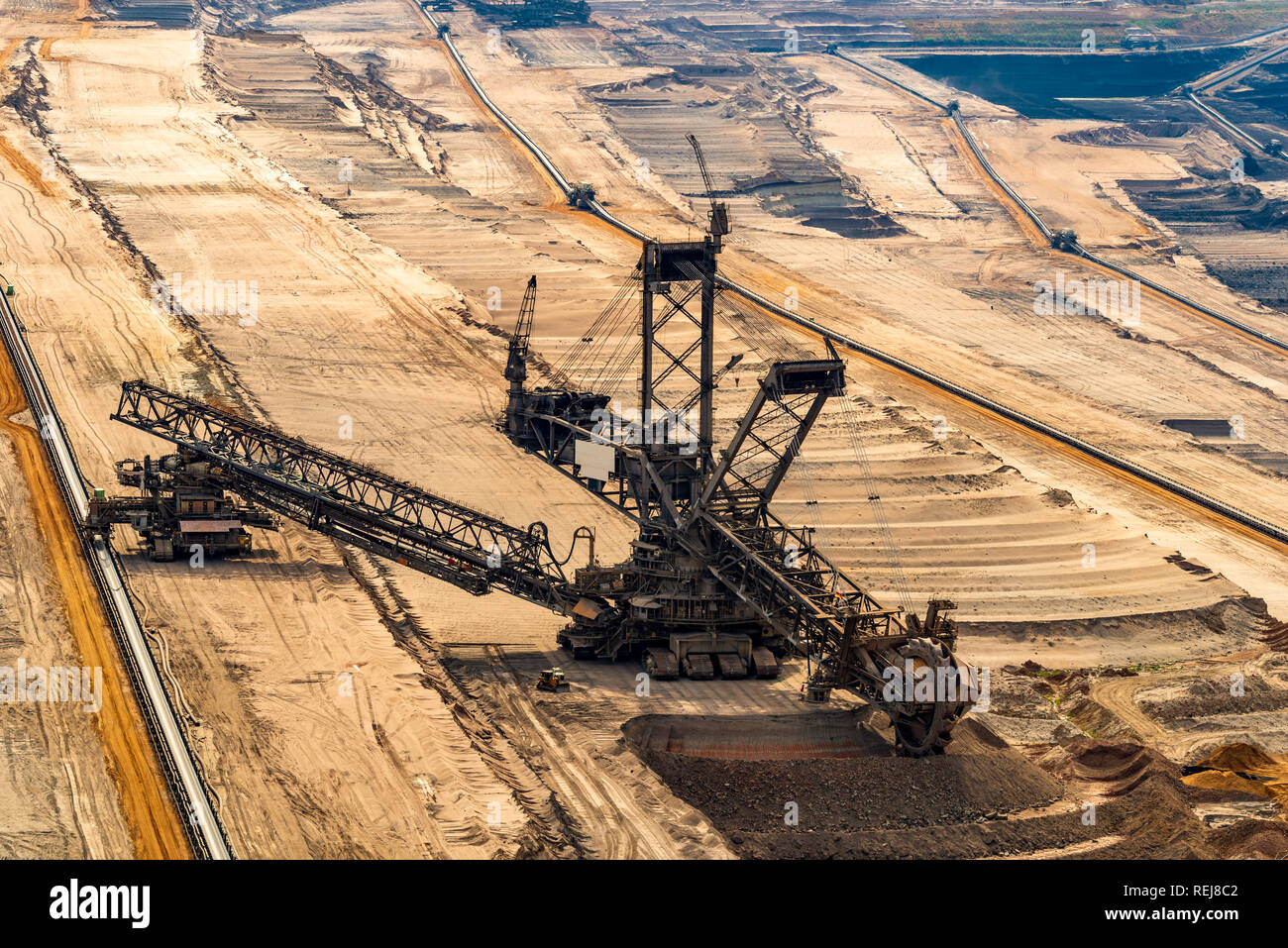 ELSDORF, NRW, Deutschland - 12. AUGUST 2018: Mining Bagger in braunkohlenbergwerk Hambach. Übersicht Abbau fossiler Braunkohle Stockfoto