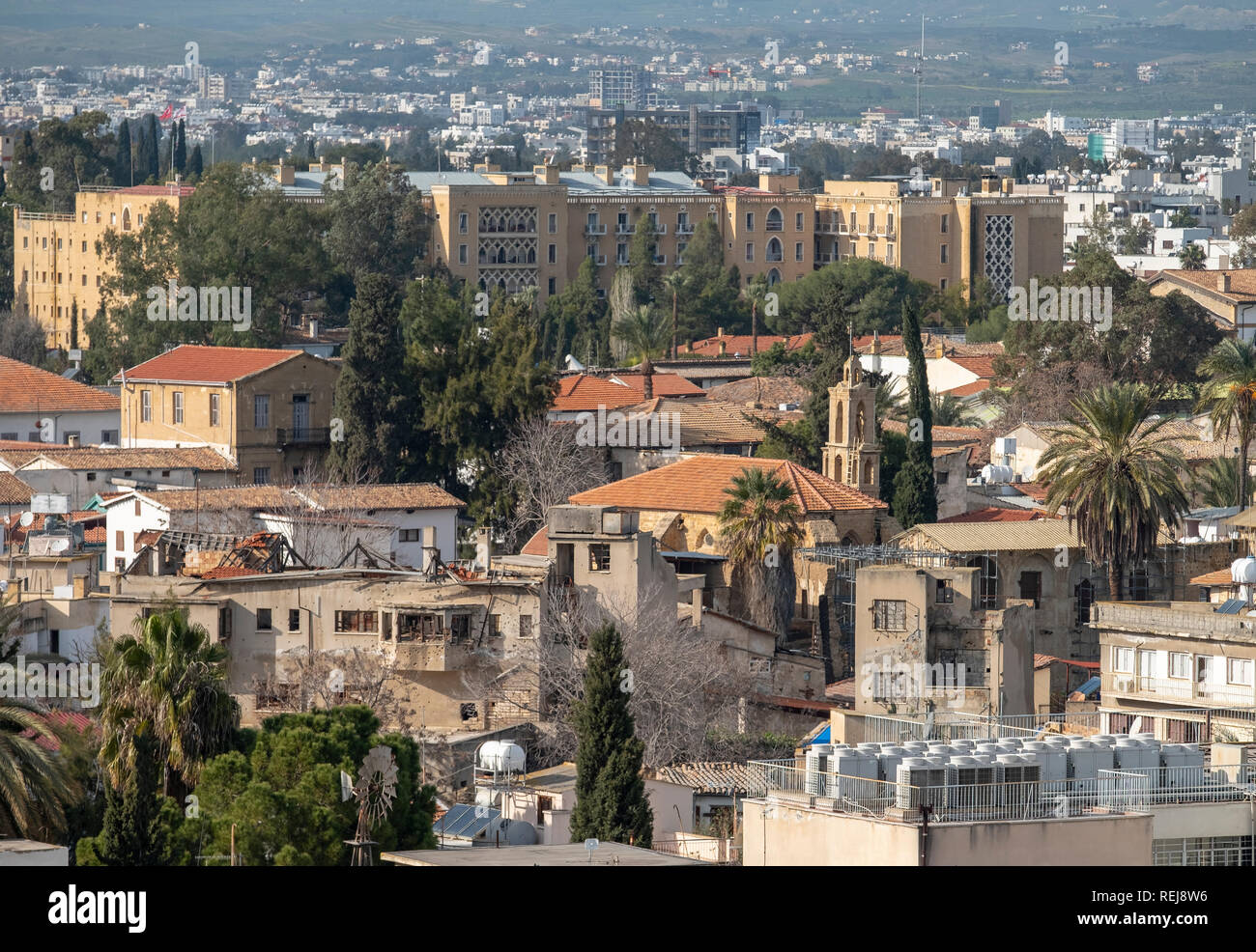 Ein Blick auf die beschädigte Gebäude in der Pufferzone, die separtates der griechisch-zyprischen und der türkisch-zyprischen Gemeinschaft in Nikosia, Zypern. Stockfoto