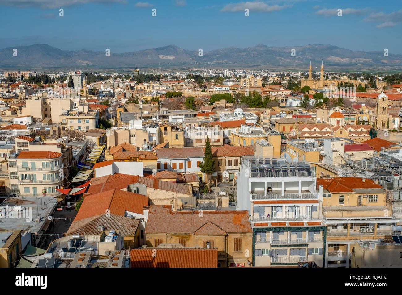 Blick auf beiden Seiten von Nikosia (Lefkosia), die letzte geteilte Hauptstadt der Welt von Shacolas (oder "Siakolas") Turm, Zypern. Stockfoto