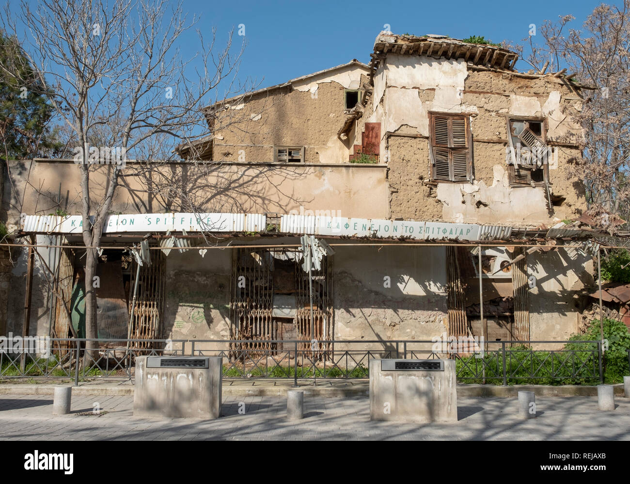 Beschädigte Gebäude in der Pufferzone in der Nähe von Pafos Tor, Nikosia, Zypern. Stockfoto