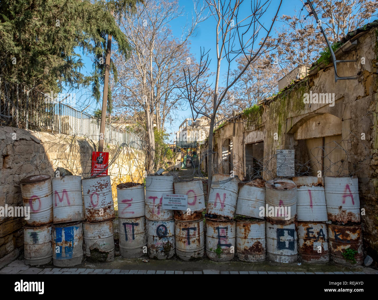 Eine Barriere über eine Straße im Zentrum von Nikosia, Zypern, die in der Pufferzone zwischen den türkischen und griechischen Zyprioten Seiten der geteilten Stadt markiert Stockfoto