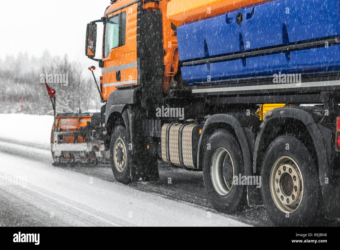 Schneepflug Stapler entfernen schmutzige Schnee von Stadt, Straße oder Autobahn nach schweren Schneefällen. Verkehr Straße Situation. Wettervorhersage für Autofahrer. Saisonale Straße Wartung Stockfoto