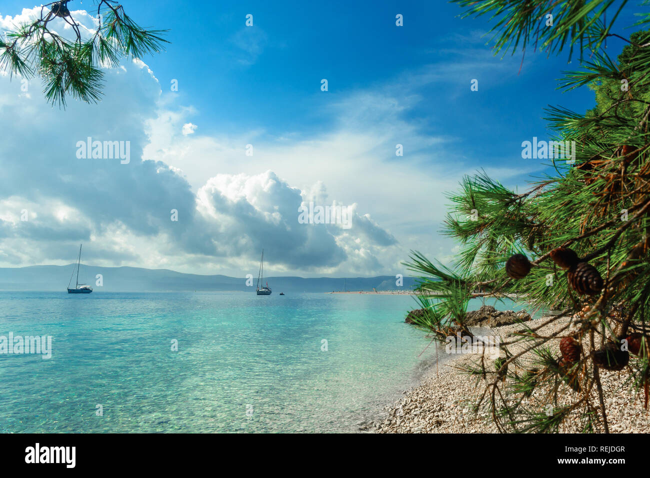 Schönen Meerblick und Strand Zlatni rat in Bol, Insel Brac, Kroatien. Sommerferien Ziel Stockfoto