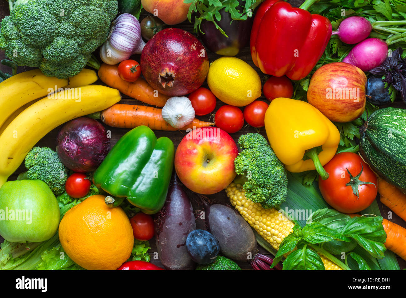 Sortiment von frisch geerntete Obst und Gemüse auf den Tisch. top View Stockfoto