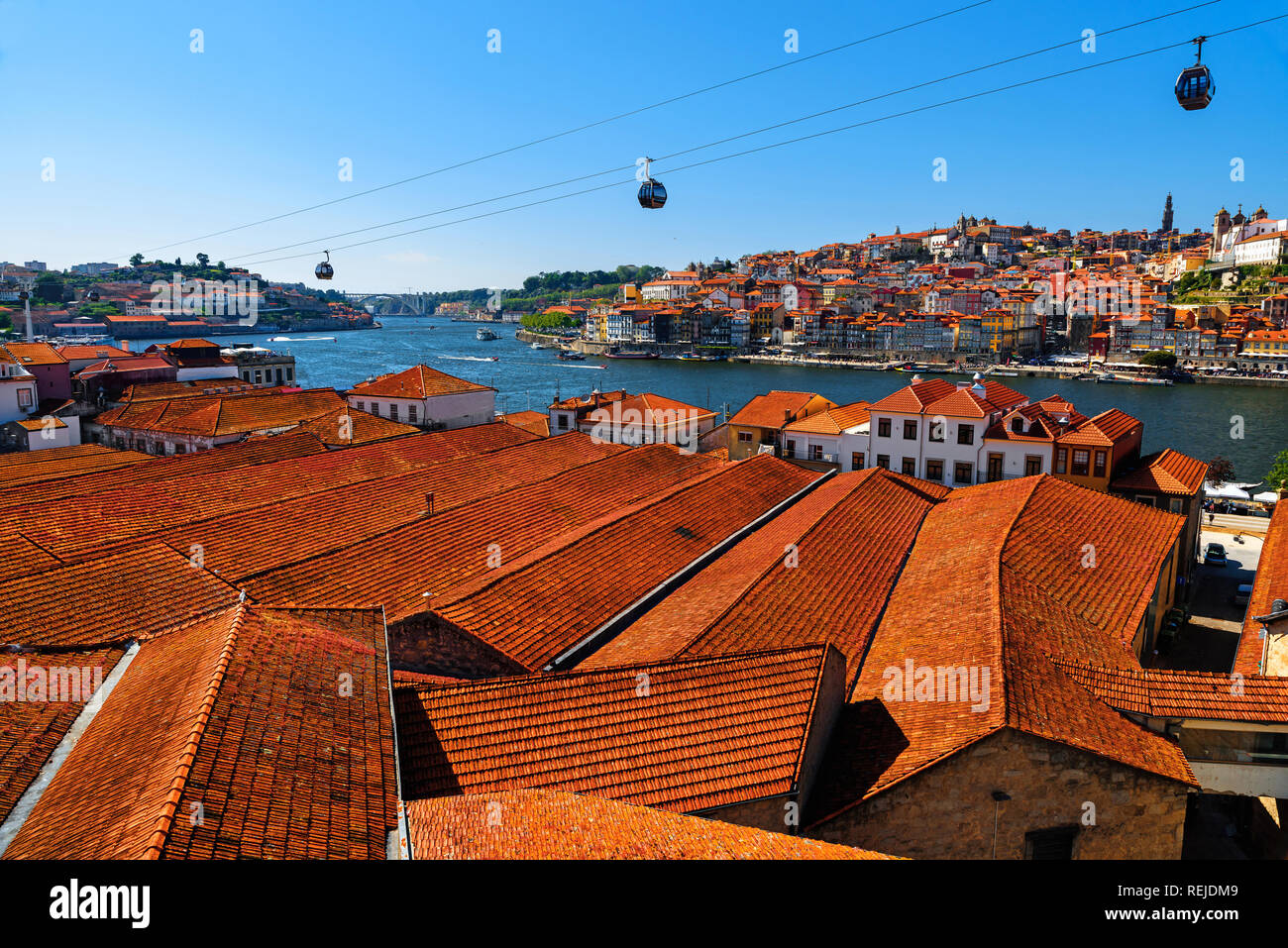 Porto, Portugal Altstadt Skyline mit orangefarbenen Dächer von Vila Nova de Gaia auf dem Fluss Douro in sonnigen Tag Stockfoto