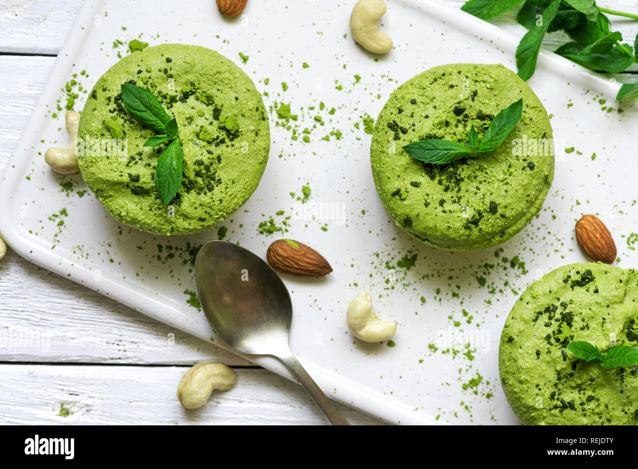 Green Matcha vegan rohe Kuchen mit Minze und Muttern. Gesunde leckeres Essen. top View Stockfoto