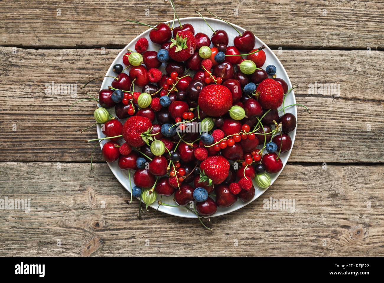 Mix aus verschiedenen Sommer Beeren. Antioxidantien, detox Diät, organischen Früchten. top View Stockfoto