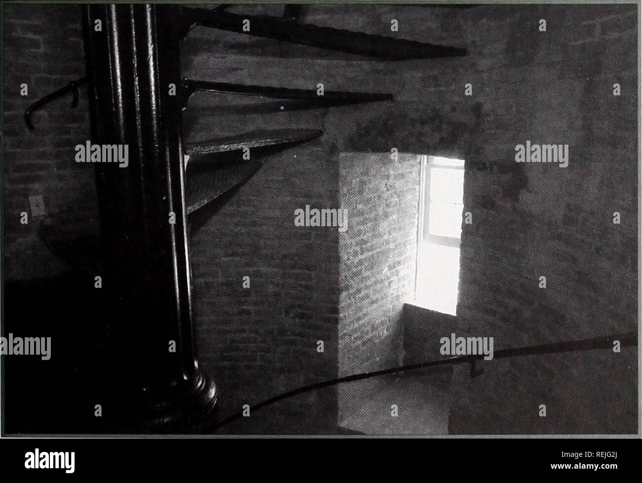 . Küste beobachten. Meeresschätze; Ozeanographie; Management von Küstenzonen; Ökologie der Küsten. Moderne Erinnerungen während der Übertragung Zeremonie, Besucher ein Blick in den alten Leuchtturm. Sie klettert eine kreisförmige gusseiserne Treppe. An der Spitze der 201 Schritte, müssen diese Ente durch die Gegend zu manövrieren die Aussichtsplattform zu erreichen. Oben angekommen, können Sie sich ganz nach Morehead City. "Dies ist eine großartige Aussicht", sagt Vogel. "Sie bekommen, um zu sehen, wie tief das Wasser ist und wie schwierig der Kanal ist zu navigieren. Sie erhalten auch einen großartigen Sinn für beide-Phy, indem Sie in der natürlichen Bucht Stockfoto