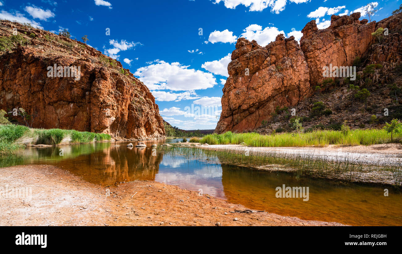 Malerischen Panorama der Glen Helen Schlucht West MacDonnell National Park in NT-Zentrale Outback Australien Stockfoto