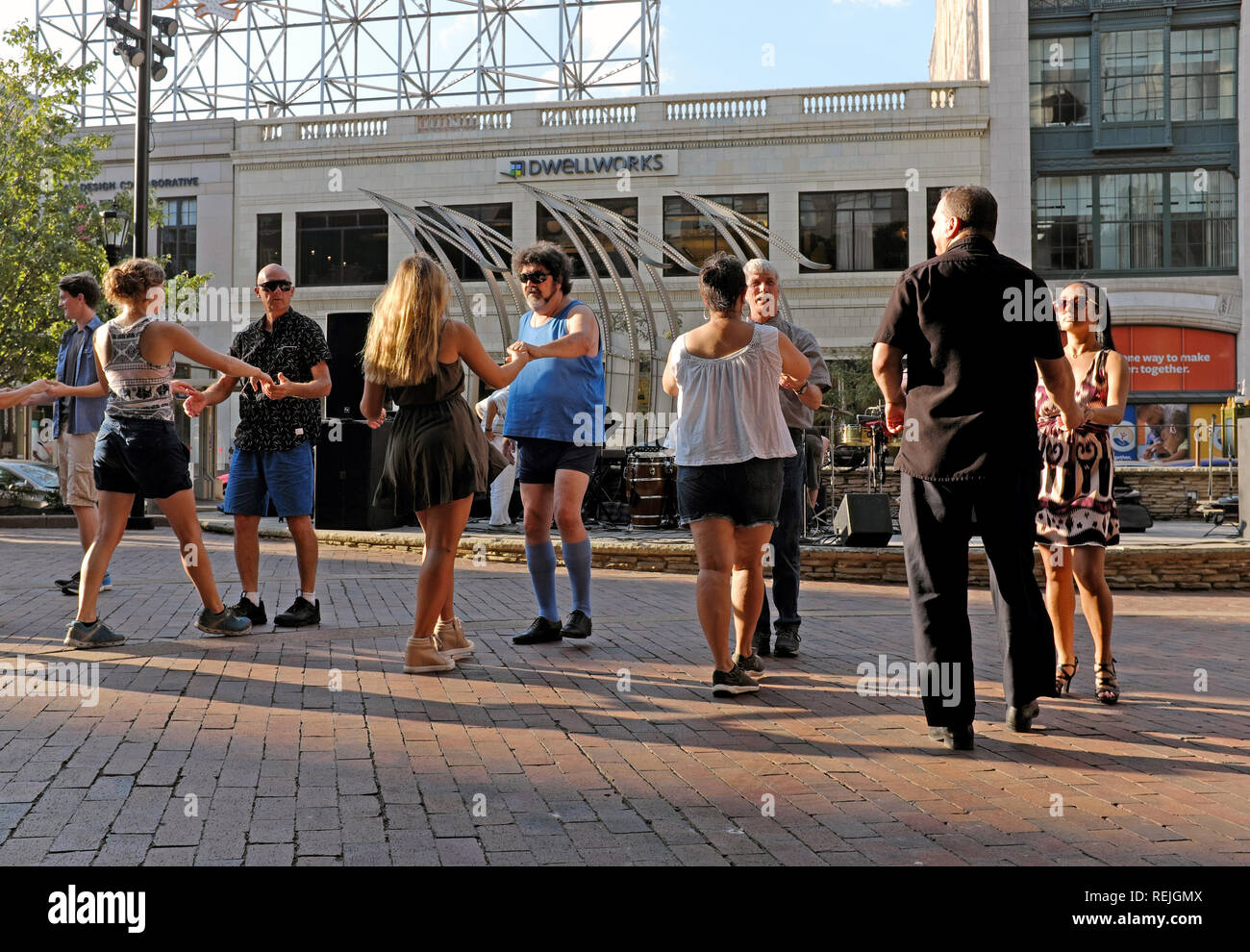 Menschen praktizieren Tanz bewegt sich auf uns Plaza während des Playhouse Square 'Dancing unter den Sternen" Sommer Programm in Cleveland, Ohio, USA. Stockfoto