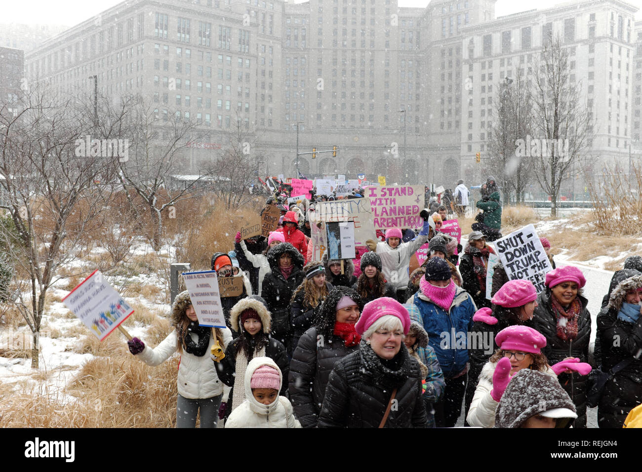 2019 Frauen März Teilnehmer Rallye auf einen öffentlichen Platz in der Innenstadt von Cleveland, Ohio, USA während eines Winters Schneesturm. Stockfoto