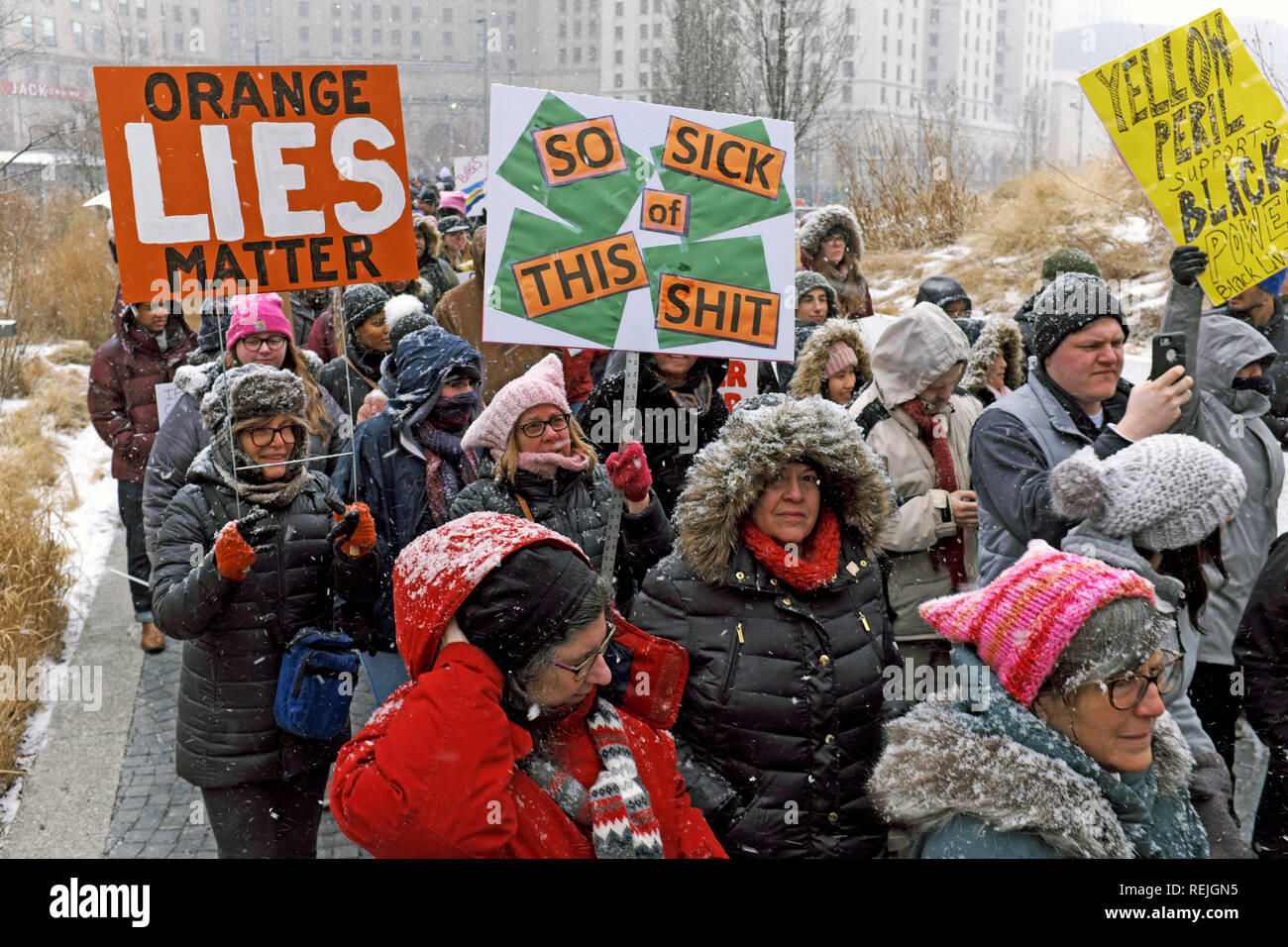 2019 Frauen März Teilnehmer mit Zeichen öffentlicher Platz in der Innenstadt von Cleveland, Ohio, USA während eines Schneesturmes Rallye rund um die Stadt zu verlassen. Stockfoto