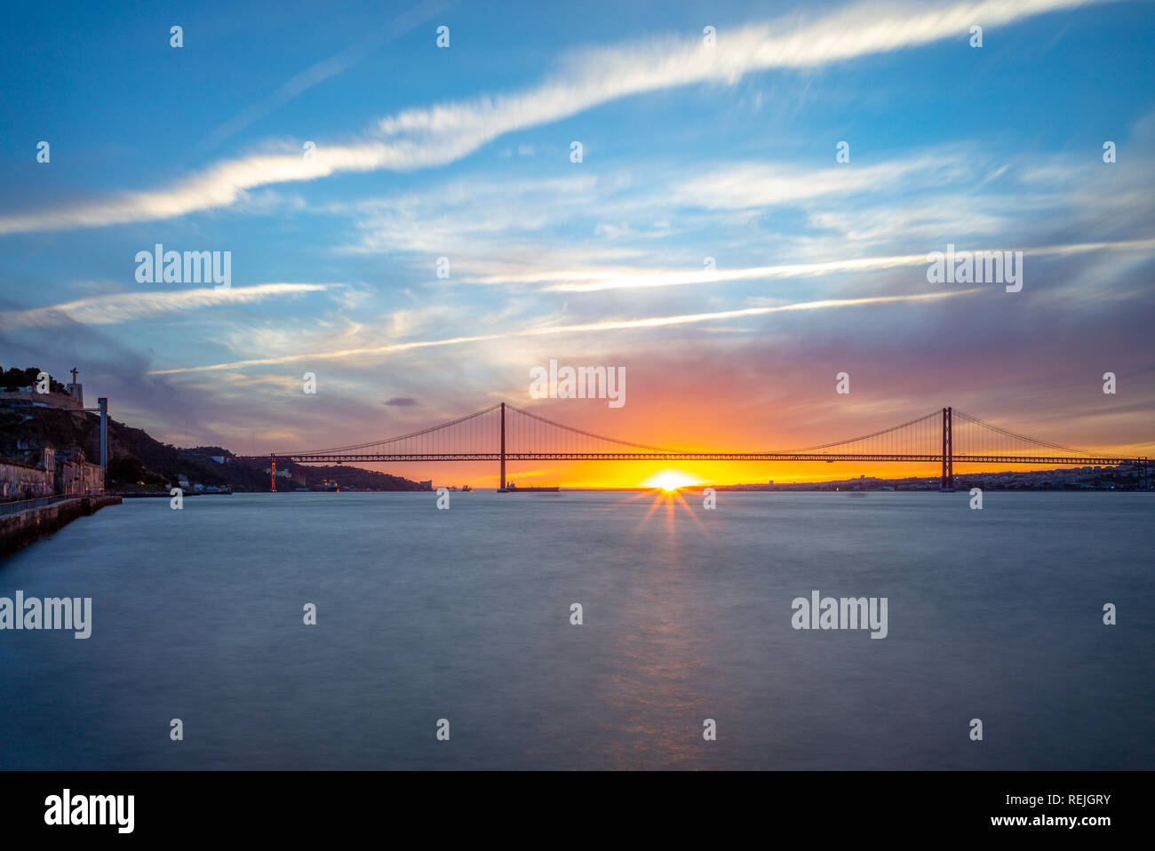 Sonnenuntergang an der Brücke "25 de Abril" in Lissabon, Portugal Stockfoto