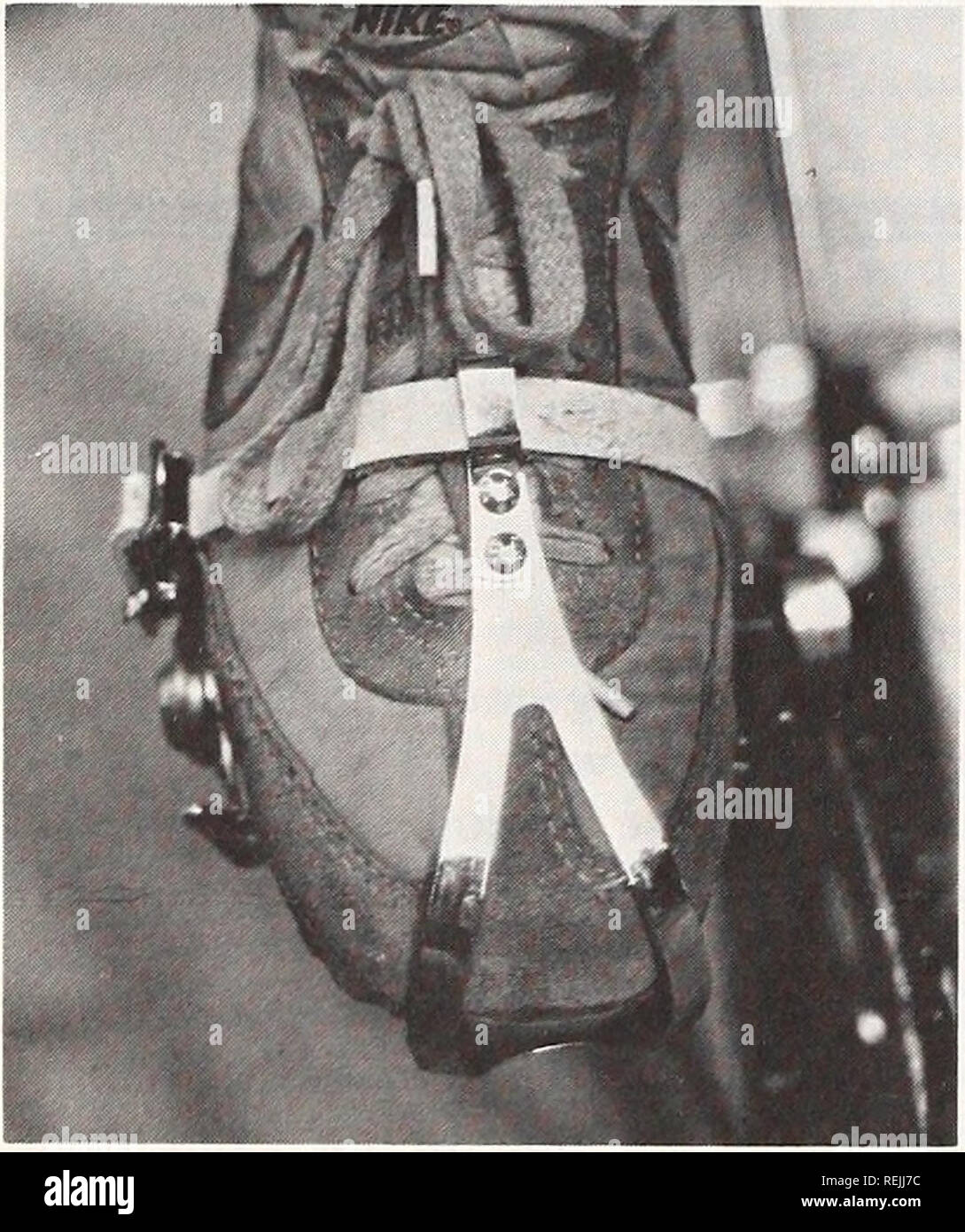 . Küste beobachten. Meeresschätze; Ozeanographie; Management von Küstenzonen; Ökologie der Küsten. Treten gegen den Wind auf Ocracoke Island. Pedalhaken Blitz, starke Winde und starke Regenfälle sind eine andere Sache. Verlassen Sie die Straße und Zuflucht bei einem solchen Sturm suchen, wenn möglich. Fahren regen können Sie Ihre eigenen Sicht zu verringern, und dass der Autofahrer. • Vergessen Sie nicht die Sonne. Selbst mit Lotionen, Kleidung und Hüte schützen. Und denken Sie daran, auch an bewölkten Tagen, Strahlung kann Toast ihre Haut. • Denken Sie, wo Sie schlafen. Für ungeübte Radler, ein weiches Bett fühlt sich aw-voll gut zu Muskelkater. Sie werden auch Stockfoto