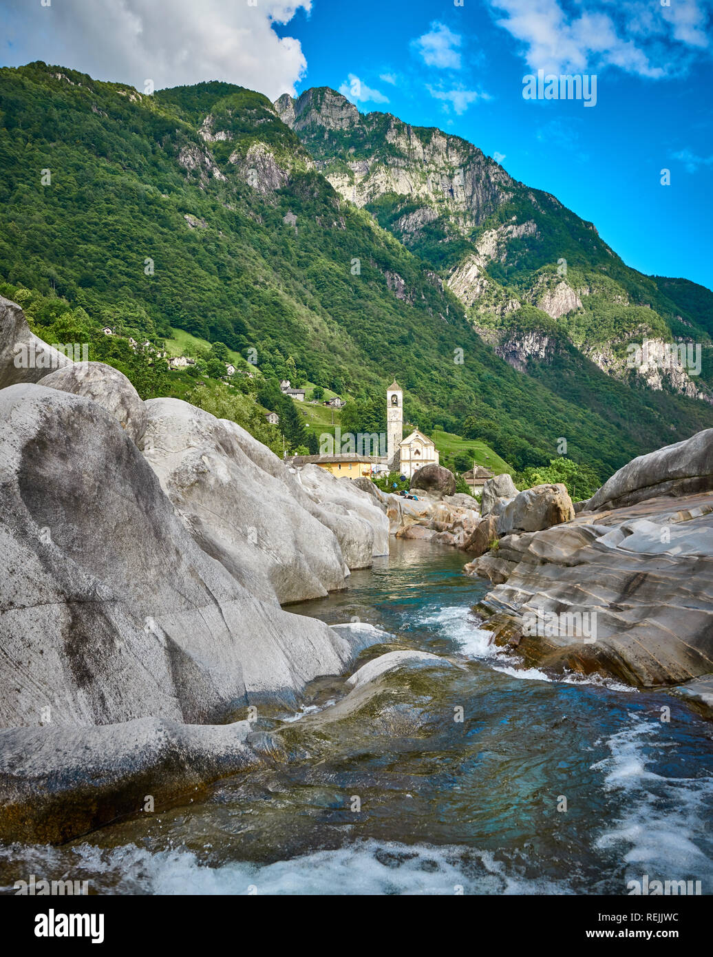 Panorama des romantischen Dorfes Lavertezzo, Verzasca Tal, Tessin, Schweiz. Kirche, Fluss, grüne Bäume und blauer Himmel im Juni, im Sommer. Stockfoto