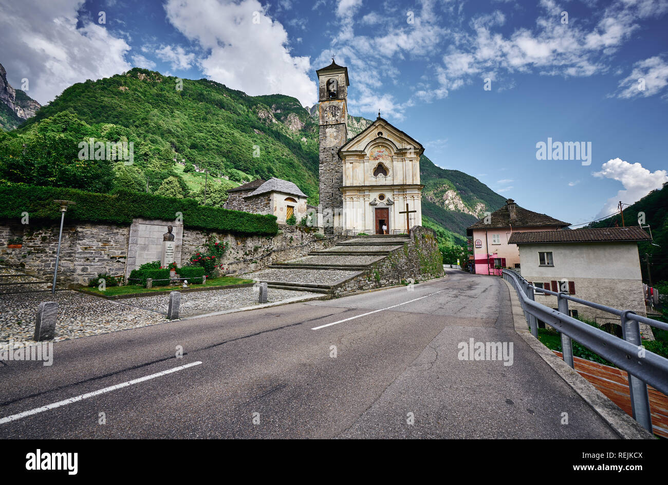 Panorama des romantischen Dorfes Lavertezzo, Verzasca Tal, Tessin, Schweiz. Kirche, Fluss, grüne Bäume und blauer Himmel im Juni, im Sommer. Stockfoto