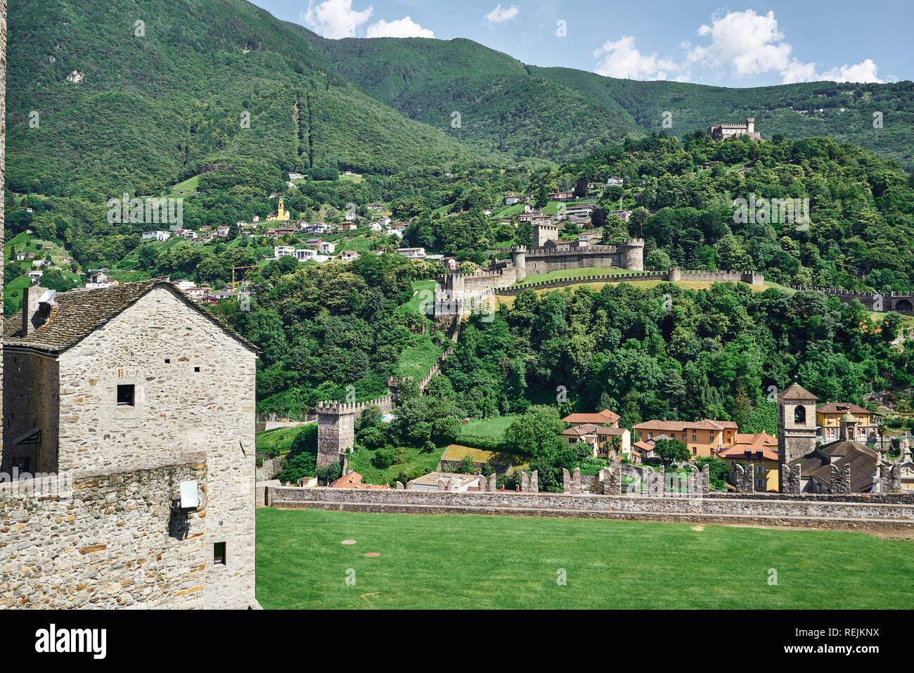 Panorama von Bellinzona vom Schloss Castelgrande, Bellinzona, Tessin, Schweiz. Das Schloss von Montebello ist in der Mitte, und der Sasso Corbaro Stockfoto