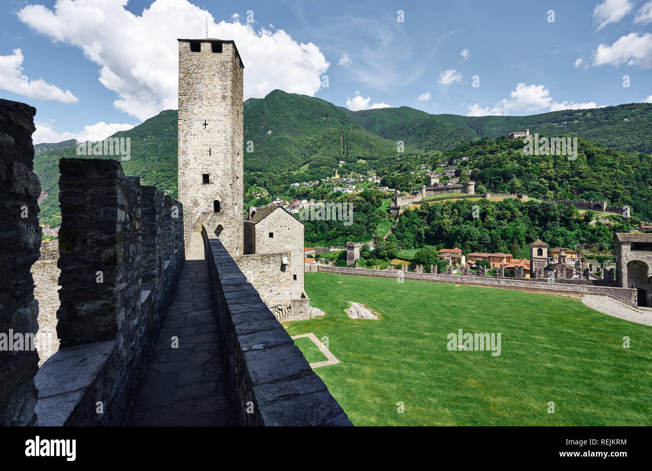 Panorama von Bellinzona vom Schloss Castelgrande, Bellinzona, Tessin, Schweiz. Das Schloss von Montebello ist in der Mitte, und der Sasso Corbaro Stockfoto