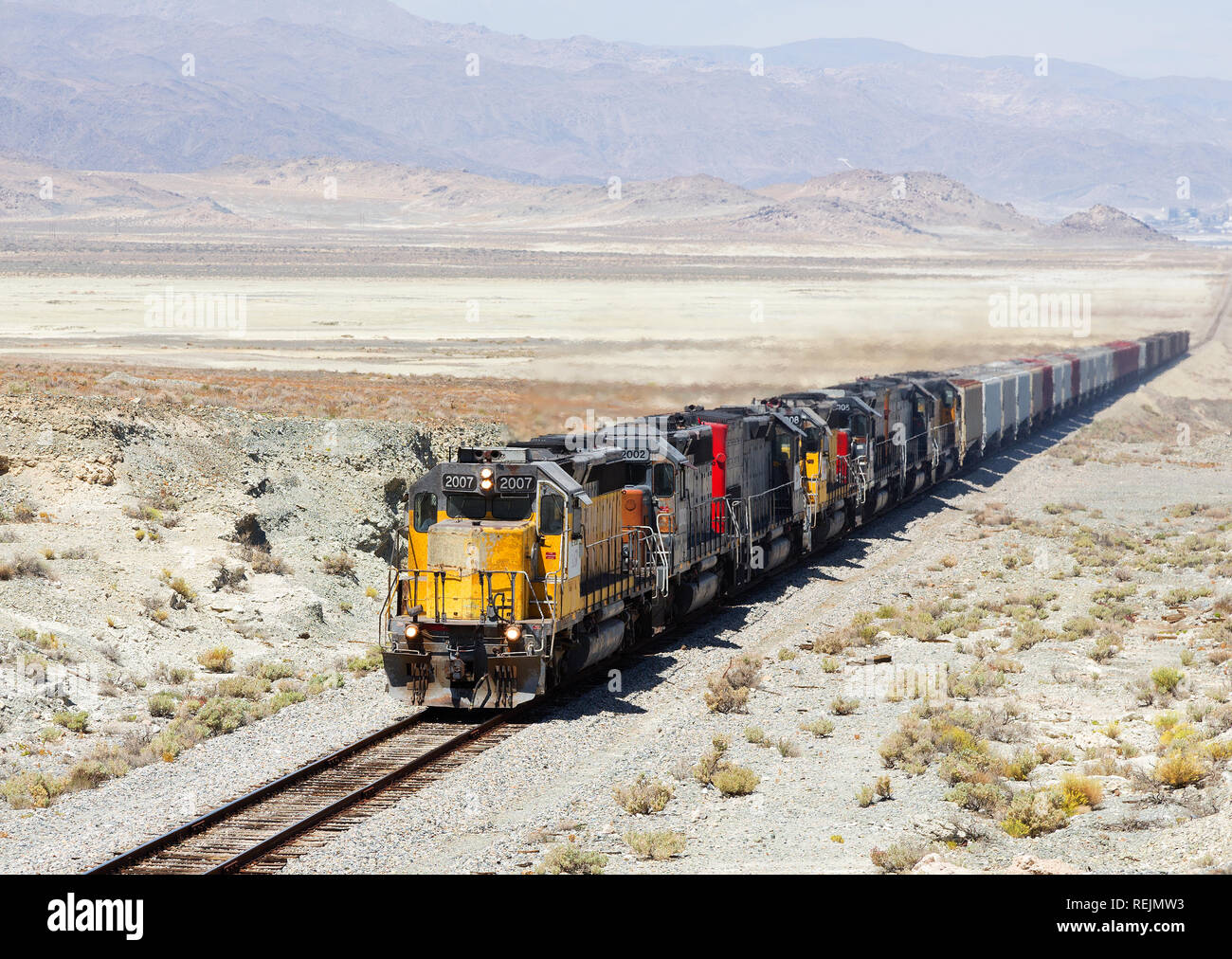 Trona Railroad bewegte Ladung über Trona Pinnacles, Kalifornien Stockfoto