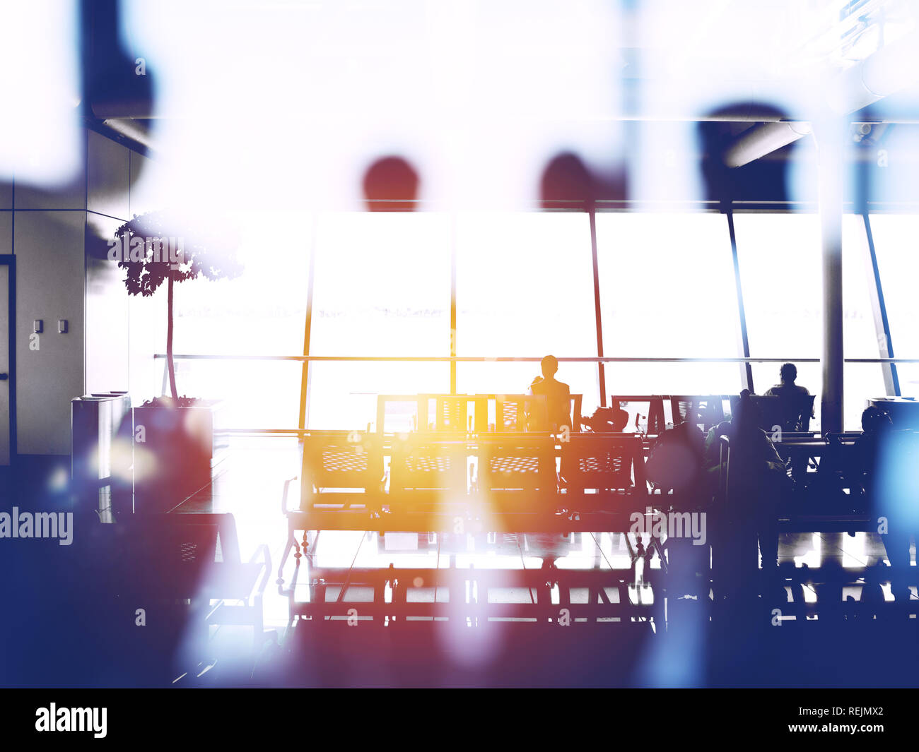 Doppelte Belichtung mit Silhouetten der Passagiere auf dem Flughafen warten, die für die Aufbringung Stockfoto