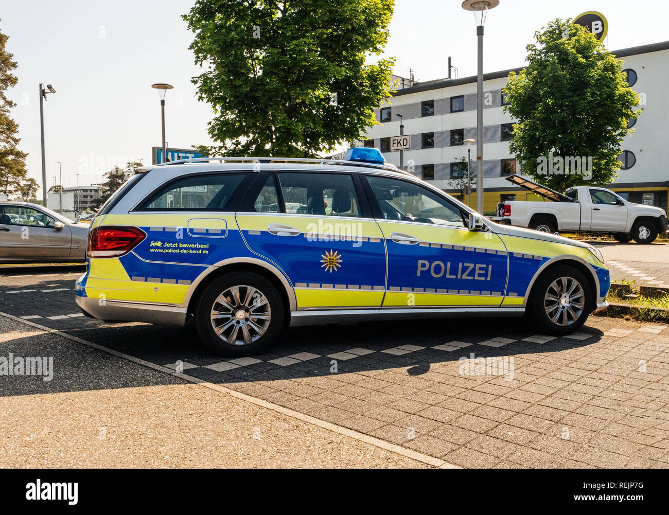 BADEN, Deutschland - 11. MAI 2018: Polizei Polizei Auto Mercedes-Benz blaues Auto geparkt vor Karlsruhe Baden-Baden Flughafen (IATA-Code FKB, ICAO: Edsb) Stockfoto