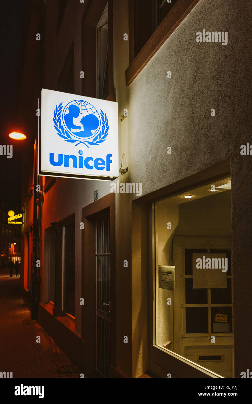 TRIER, Deutschland - Dec 21, 2015: Deutsche Straße bei Nacht mit UNICEF insignia über der Eingangstür der lokalen Niederlassung der internationalen Organisation in Trier beleuchtet, Deutschland Stockfoto