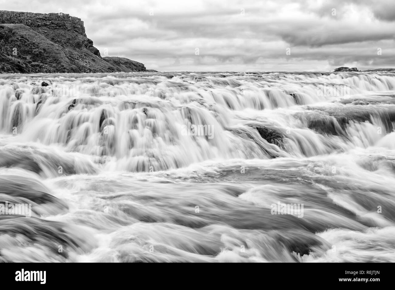 Gullfoss Wasserfall im Canyon Fluss Südwesten Island entfernt. River rapid Wasserfall. Wasser Strom fließen. Wasserfall Natur Landschaft. Touristische Ziele Konzept. Wasserfall beliebte Touristenattraktion. Stockfoto