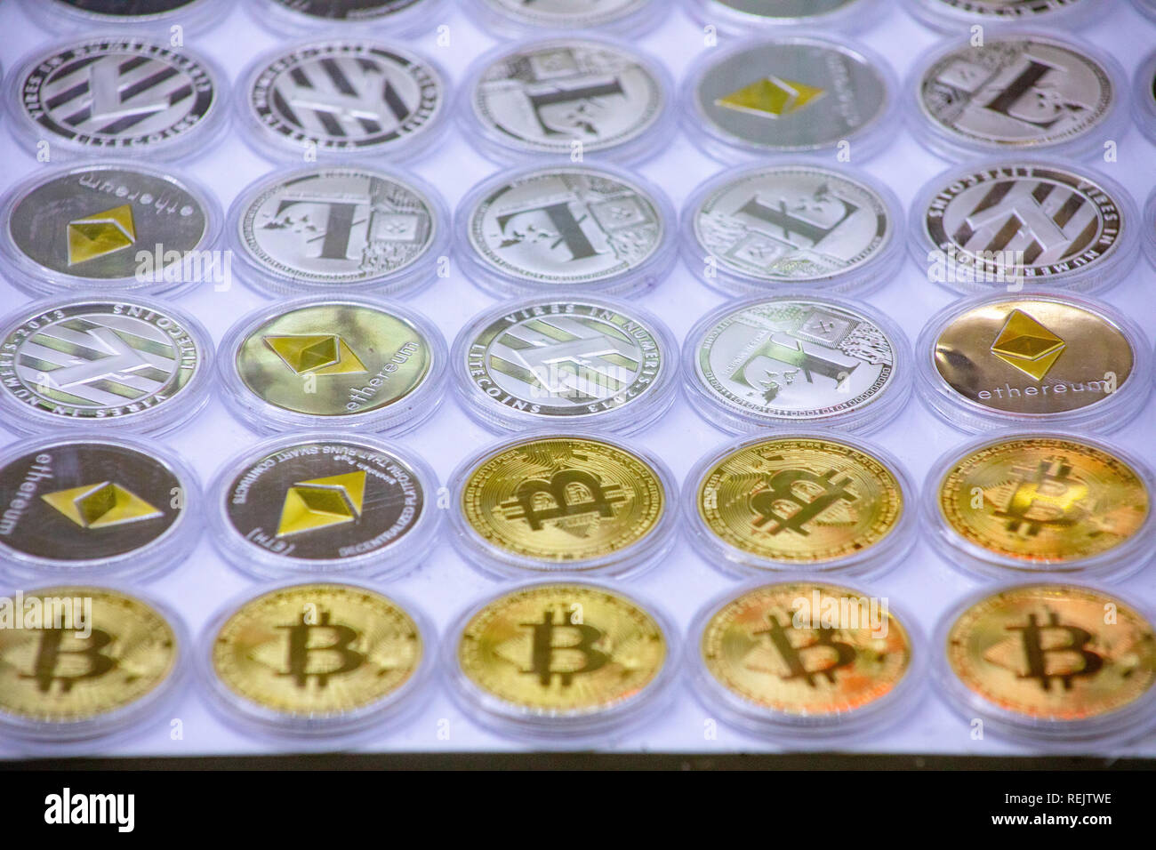 Physische Kopien von digitalen Währung zum Verkauf in Shenzhen, China Stockfoto